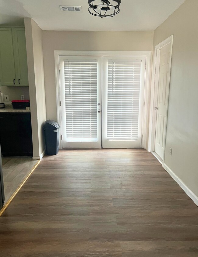 Building Photo - 223 Larissa Dr