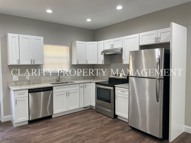 Foto del edificio - Two bedroom townhome in great, central location!