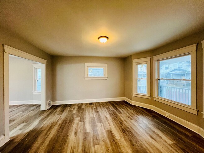 Foto del edificio - Beautiful 4 bed 1 1/2 bath single