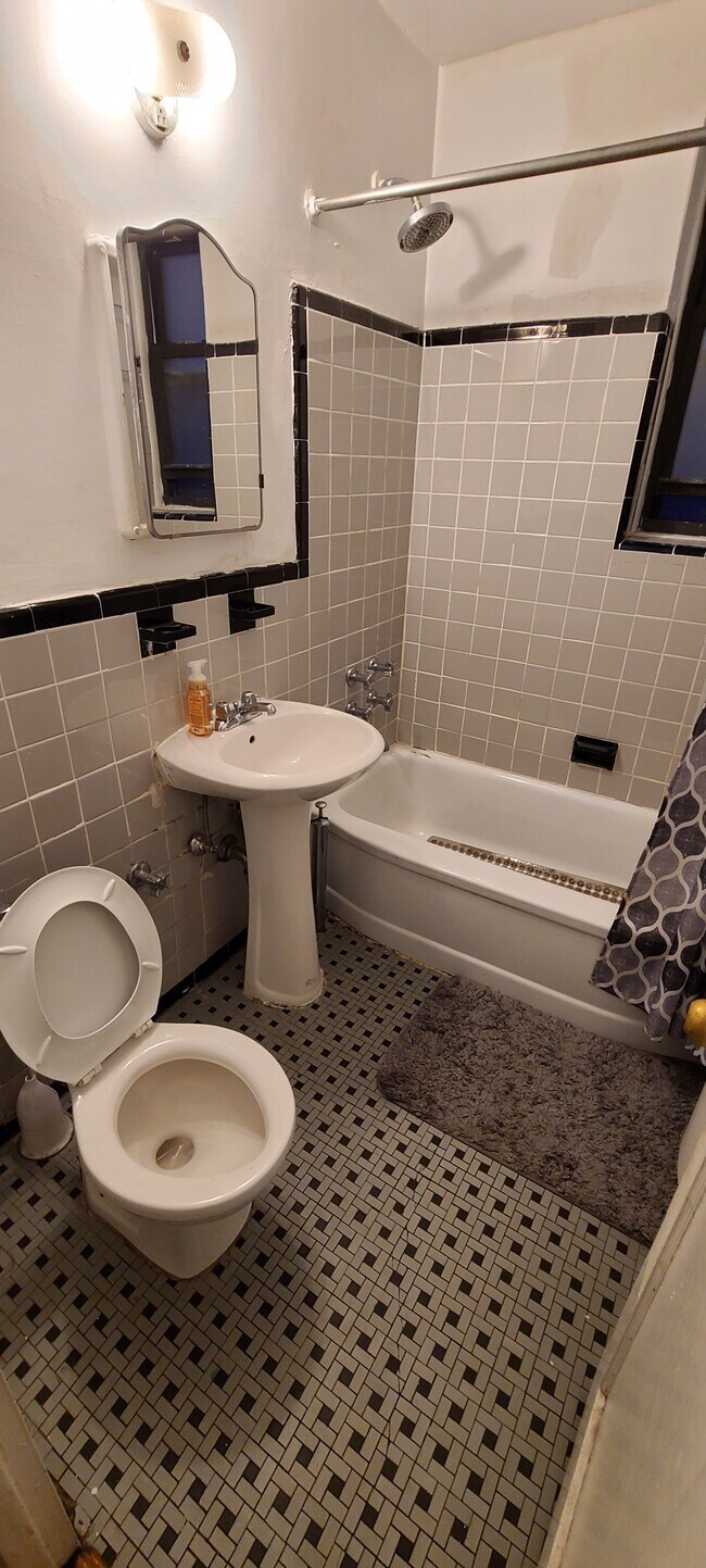 Building Photo - 1275 E 5th St