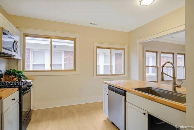 Building Photo - 1484 Virginia Park St