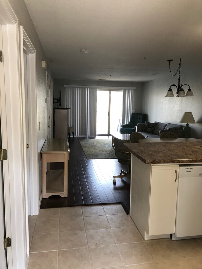 Building Photo - BEAUTIFUL WALK-IN CONDO ~ 2 bed, 2 bath ~ ...