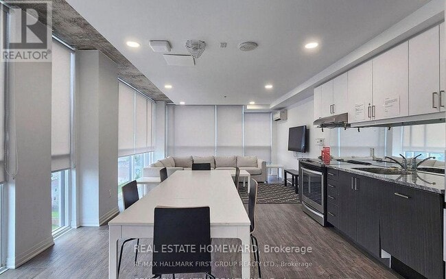 Building Photo - 1900 Simcoe St N