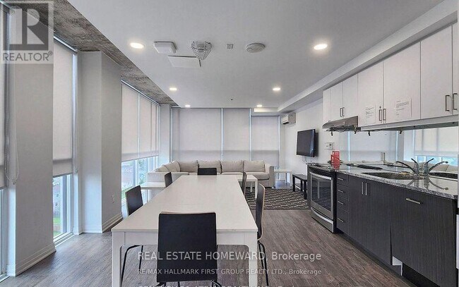 Photo du bâtiment - 1900 Simcoe St N