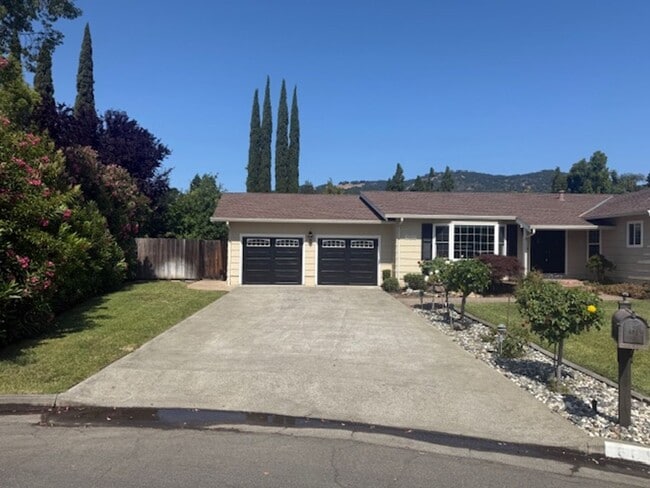 Building Photo - Massive 4-Bedroom home in Quiet Green Vall...