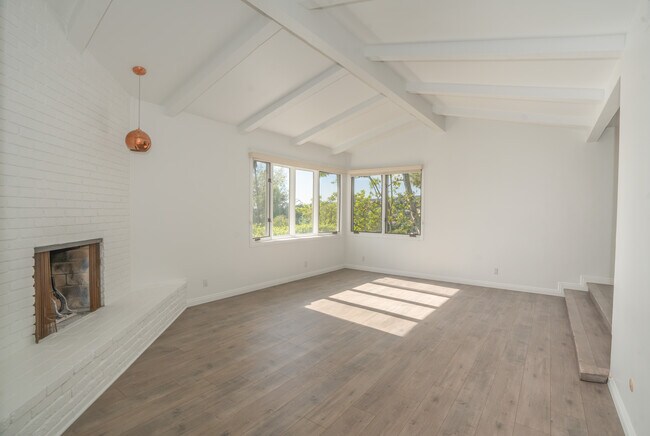 Building Photo - 2333 Bronson Hill Dr