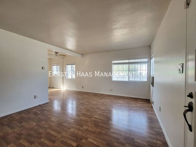 Building Photo - 806 E 120th St