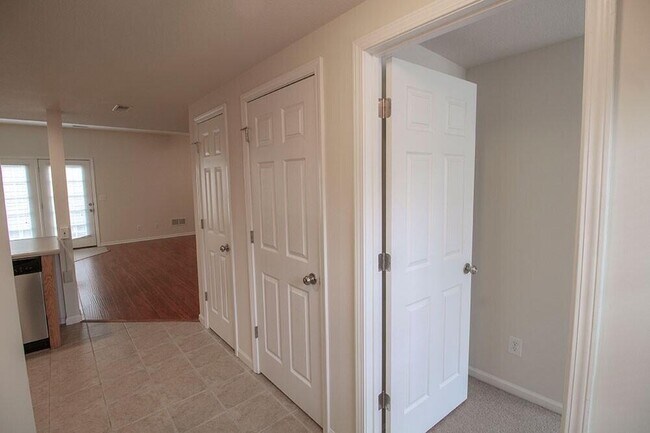 Building Photo - 1932 Center St