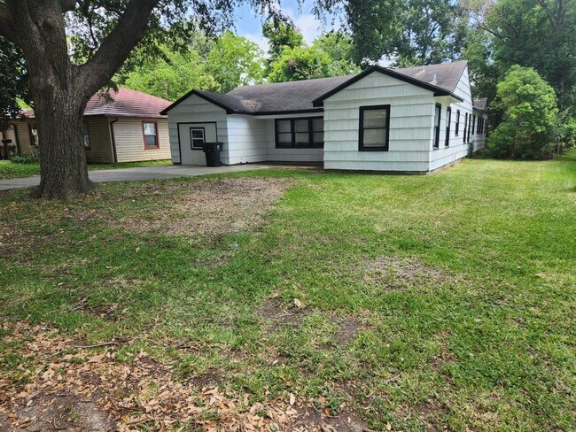 Building Photo - 4600 Lawndale Ave