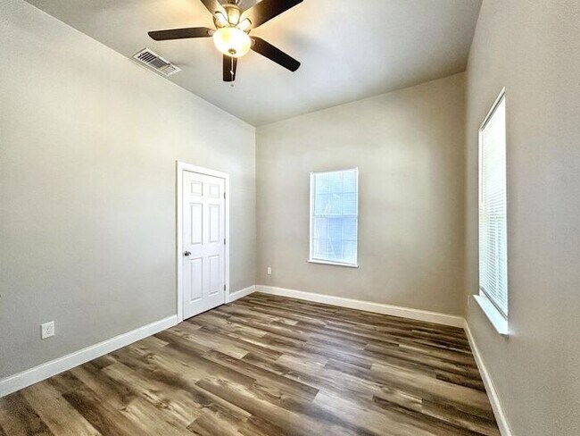Foto del edificio - Charming 3-Bedroom Home with Fenced Yard a...