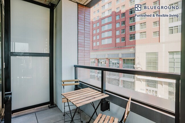 Foto del edificio - 3030 Potomac Ave