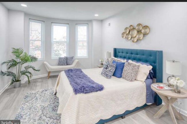 Large bedroom with private bathroom - 608 Oldham St