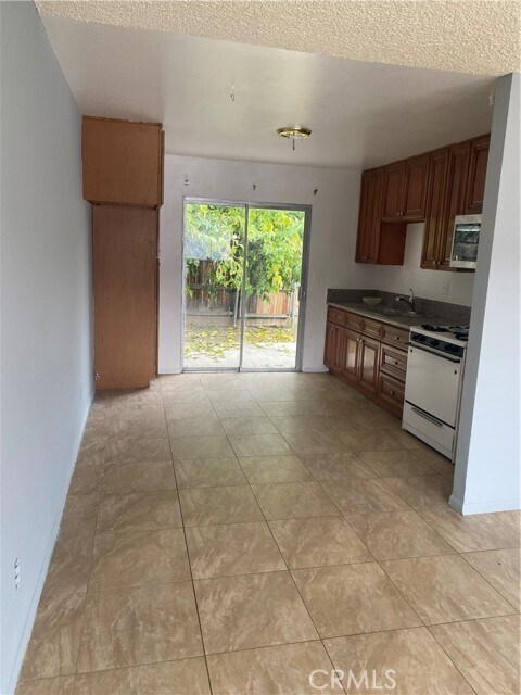 Building Photo - 41960 Acacia E Ave