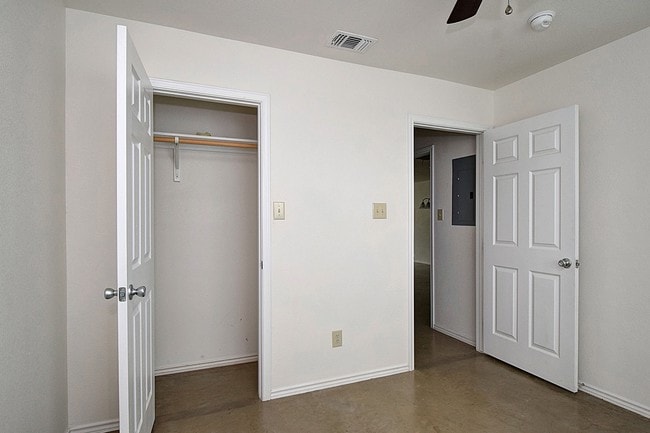 Building Photo - 131 Robinhood Dr