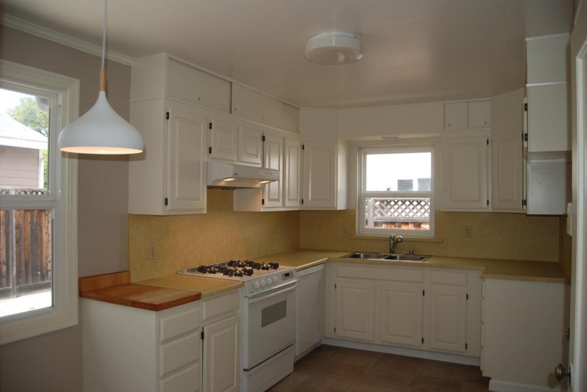 Primary Photo - Two Bed One Bath Single Family Home in Bel...