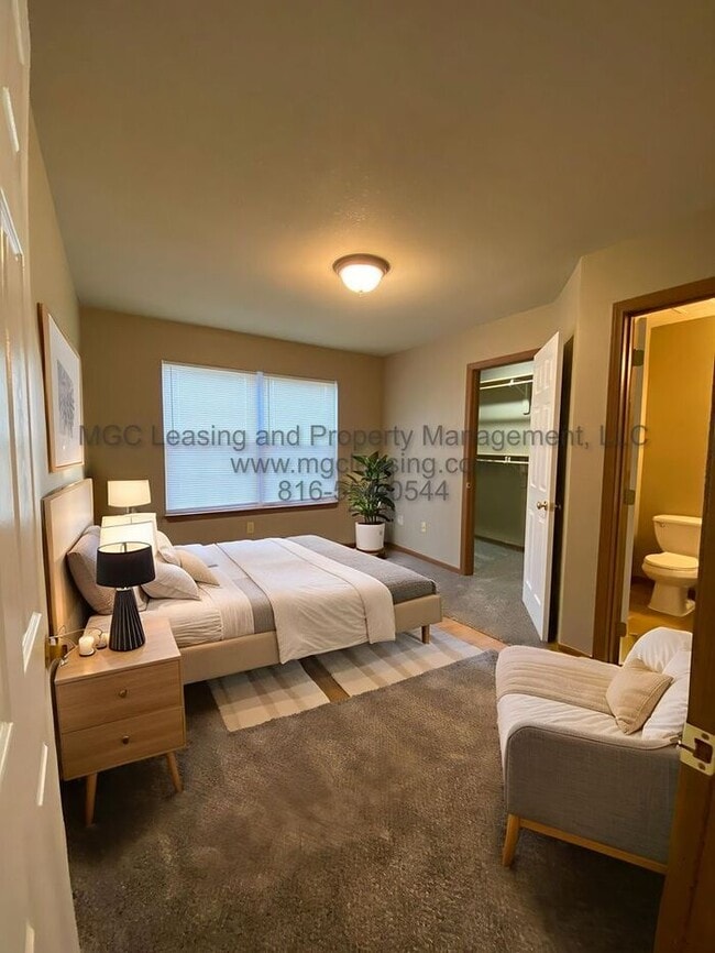 Foto del edificio - Huge Master Walk-In Closets in Lee's Summi...