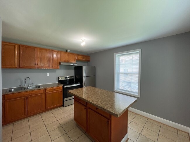 Building Photo - Beautifully renovated 3 bedroom 2 bath hou...