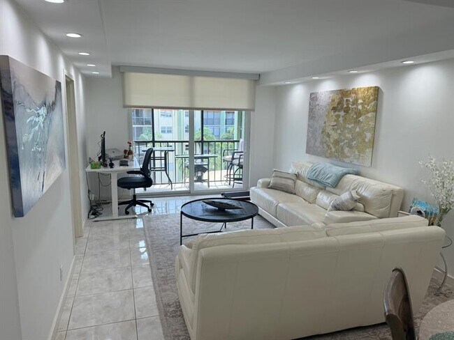 Foto del edificio - 5300 NE 24th Terrace