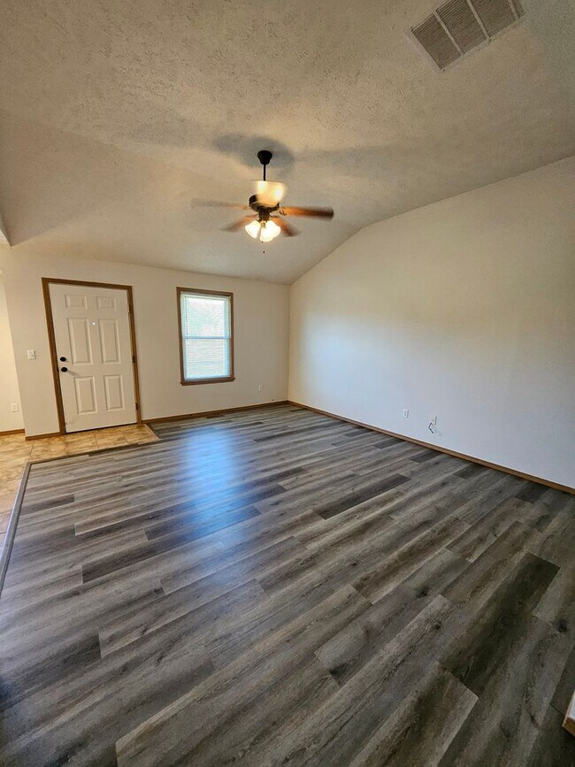 Foto del edificio - Beautiful house in the Fall Creek Subdivision! Carl Junction!