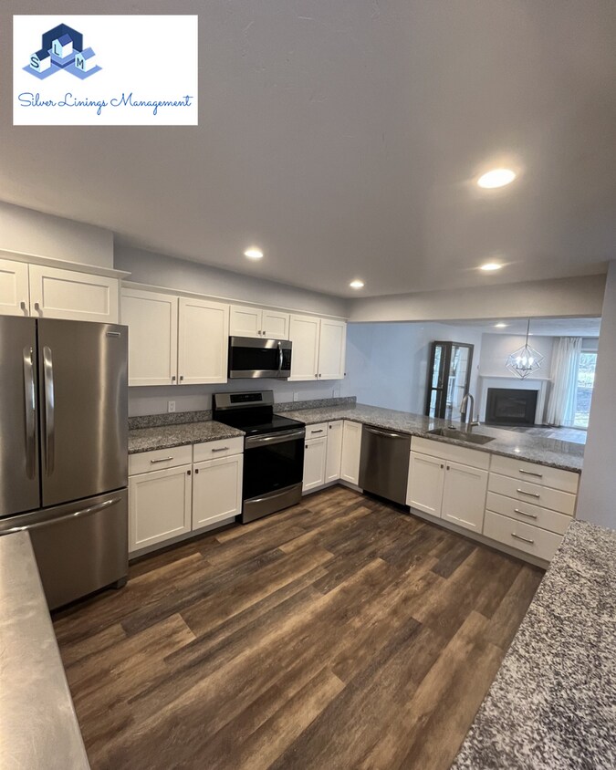 Primary Photo - Massive lake front condo with tons of amen...