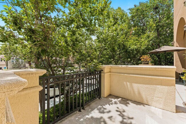 Foto del edificio - SUNNY TOWNHOME NEAR TRAILS STYLISH, FUNCTIONAL, & VERY ACCESSIBLE