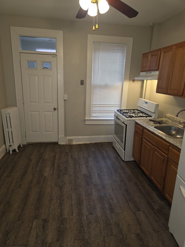 Building Photo - 403 S Augusta Ave