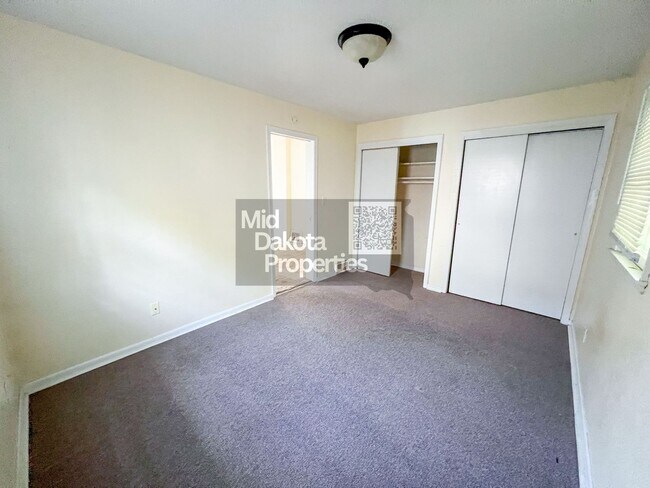 Foto del edificio - 605 W 10th-4 Bedroom House with Garage