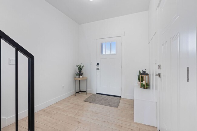 Building Photo - Modern Luxury Townhome in Prime Location –...