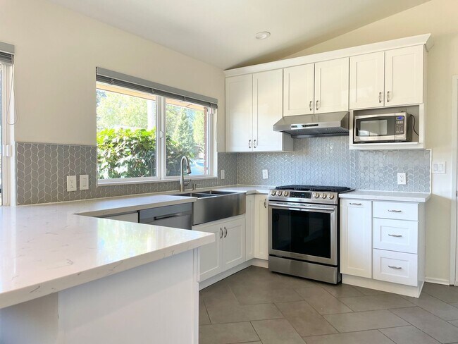 Foto del edificio - Beautifully Remodeled 5 Bed 2.75 Bath Home in Eastgate