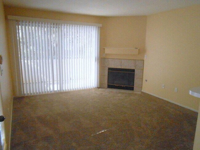 Building Photo - Spacious 2 bedroom Upstairs Condo in Gated...