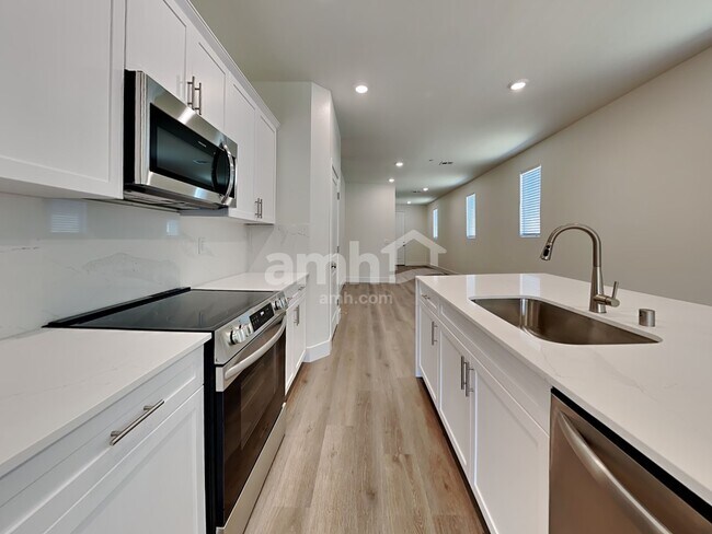 Building Photo - 525 Silverbell Falls Place