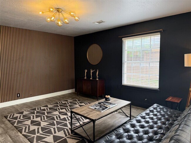 Foto del edificio - 4618 Englewood Dr