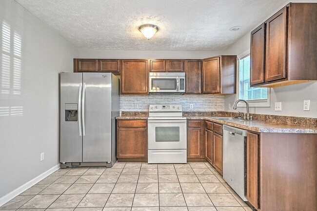 Building Photo - 198 Amanda Ln #2, Bristol, TN 37620
