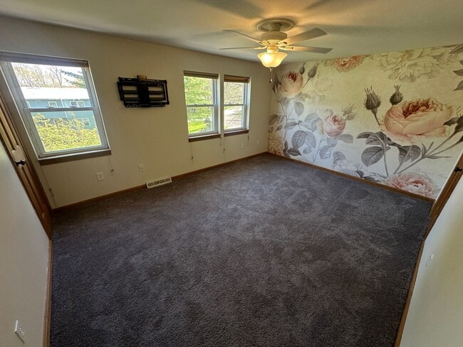 Building Photo - Charming 2BD/1BA Townhome in Burlington’s New North End
