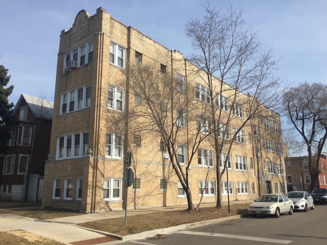 Front Building - 3518 W Cullom Ave