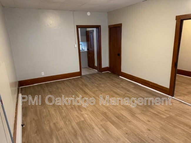 Foto del edificio - 104 W 1st St