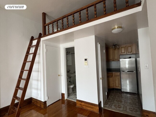Building Photo - 119 W 75th St