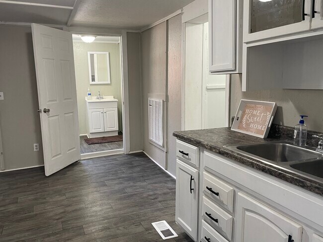 Building Photo - 827 Cumberland Dr