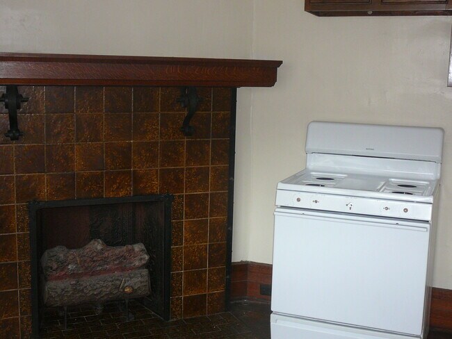 Building Photo - 451 W 8th St