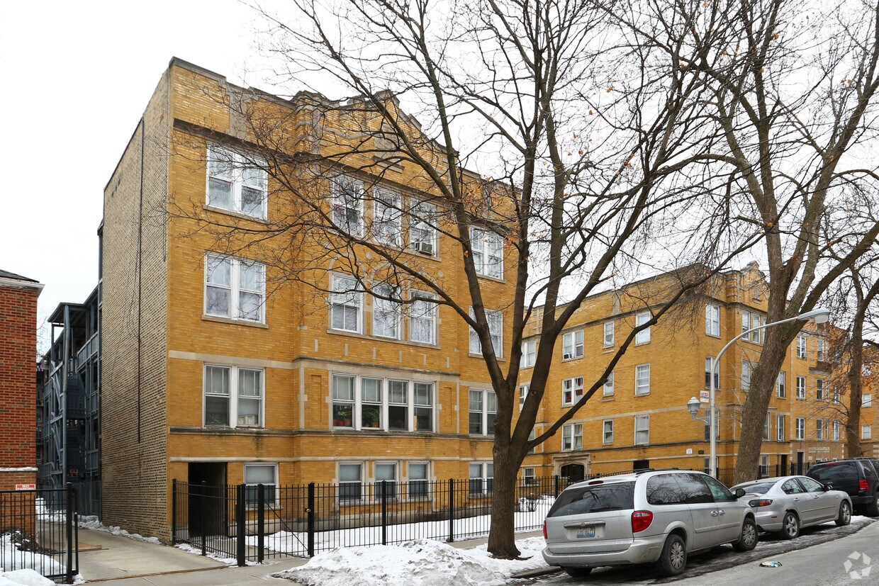 Foto principal - 7415-7425 N Damen Ave