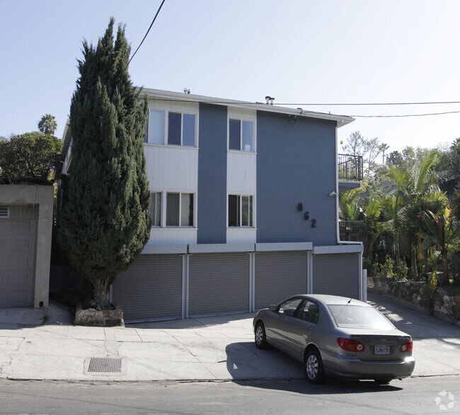 Foto principal - 862 Hyperion Ave