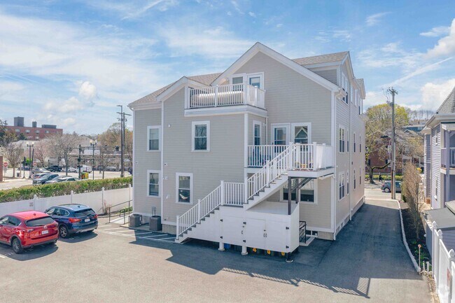 Building Photo - 927 Massachusetts Ave