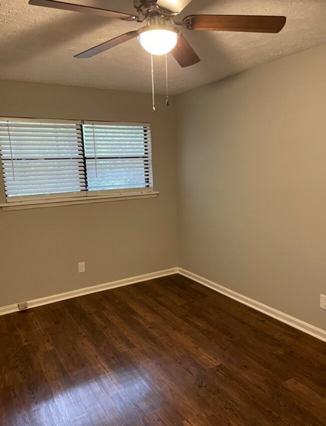 Building Photo - Newly Remodeled 2bed/1bath off of Hampton ...