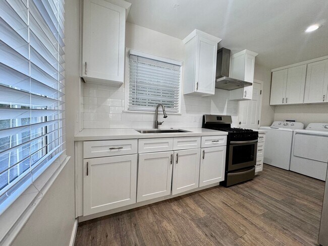 Foto del edificio - Large front unit apartment with patio