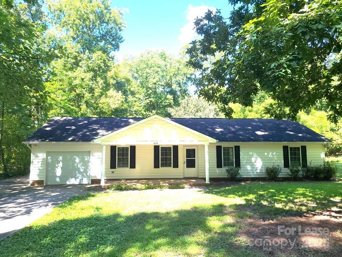 Foto principal - 2025 Hart Rd