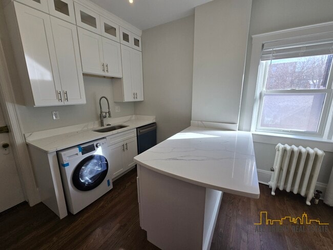 Building Photo - 369 Tappan St