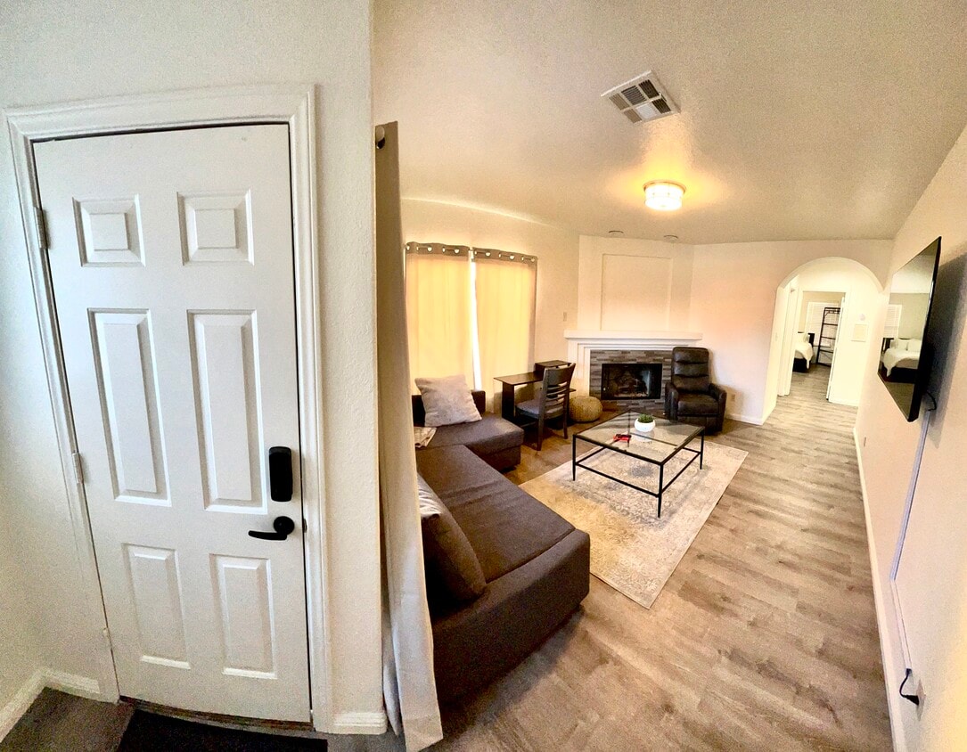 Front door/living room - 326 Banuelo Dr