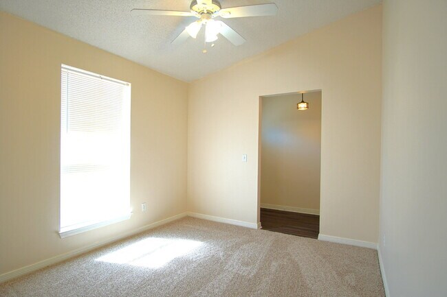 Building Photo - Spacious 3BR/2BA Brick Home in Woodridge Manor – Quiet Cul-de-Sac, Updated Kitchen & Great Room w...