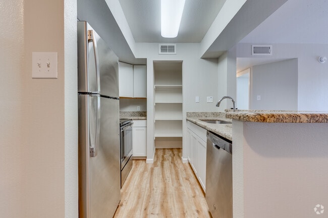 2BR, 2BA - 881SF - Kitchen - Tempe La Mirage Apartments