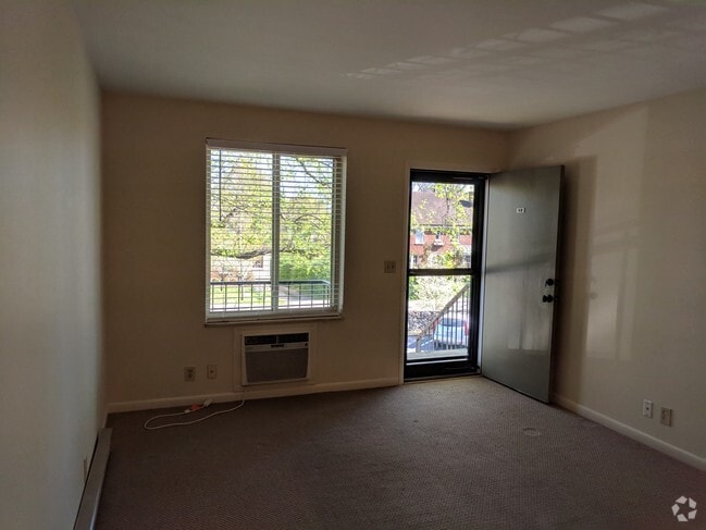 Building Photo - 2601 Hillsboro Pike
